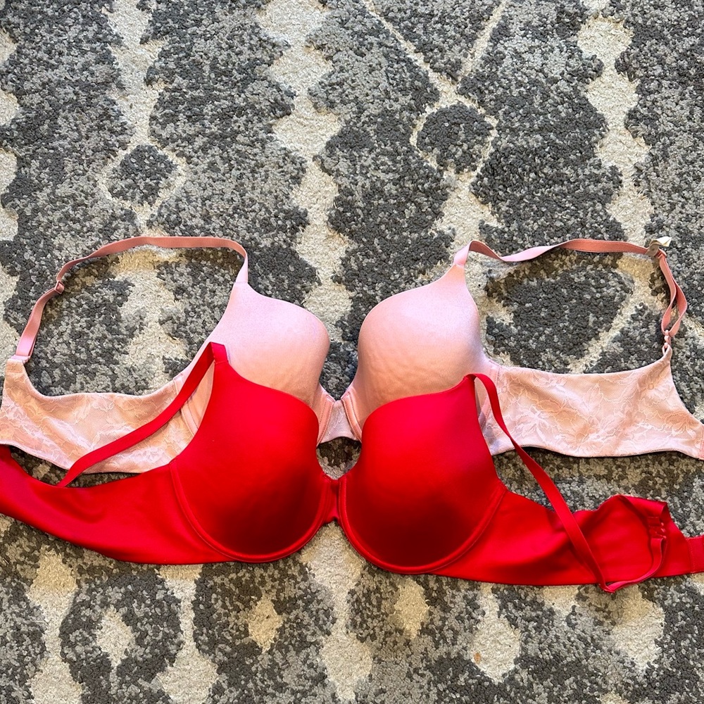 Bundle of 2 Gap everyday smooth favorite coverage bras, red and pink.